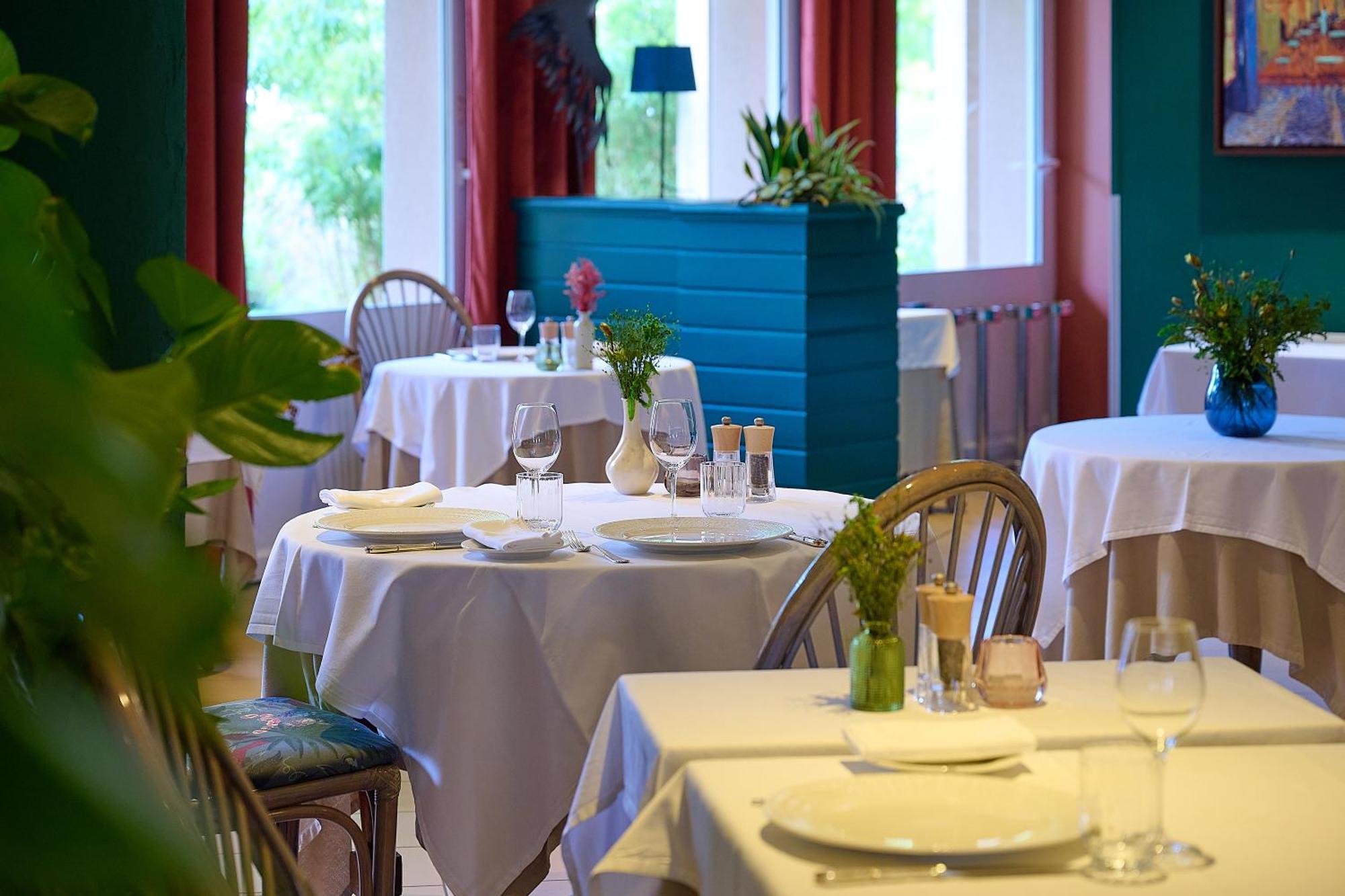 Logis L'Ermitage Hotel & Restaurant Saulges Exterior photo